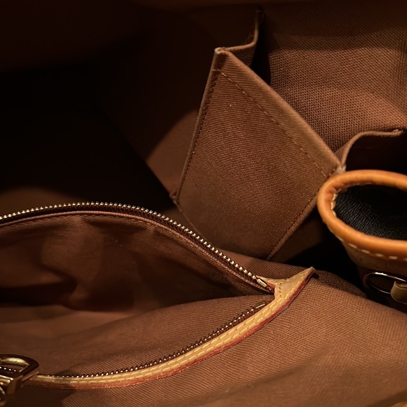 Louis Vuitton authentic Beautiful Good used condition 15x10x5”9.5”drop straps - Picture 11 of 16